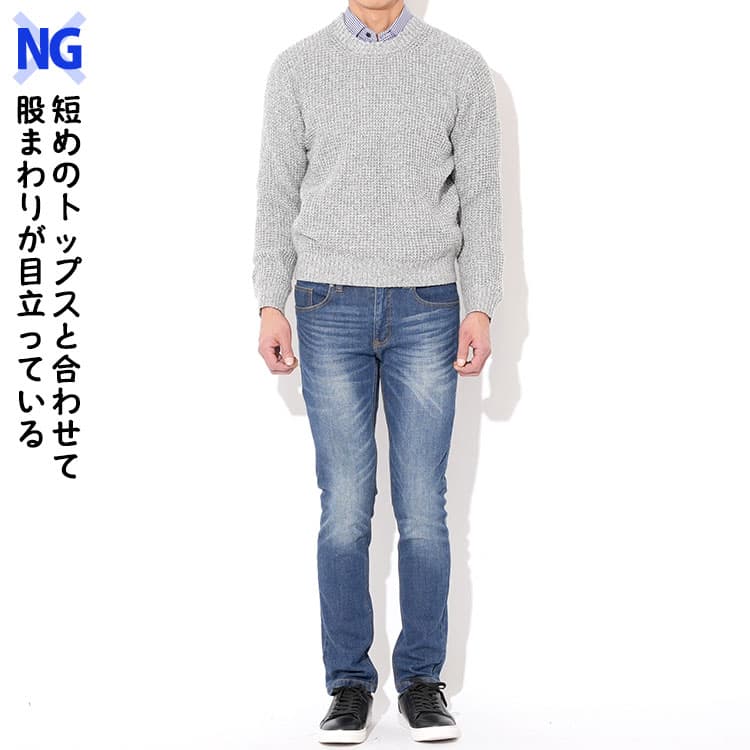 メンズ着丈短めTシャツ×スキニーパンツで股まわりが目立ってしまっている