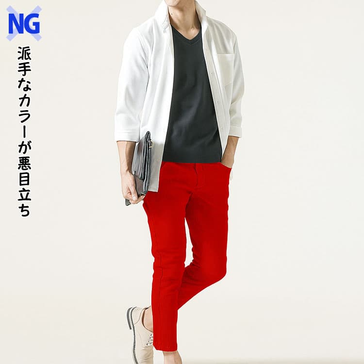 メンズ派手なカラーのスキニーパンツが悪目立ち