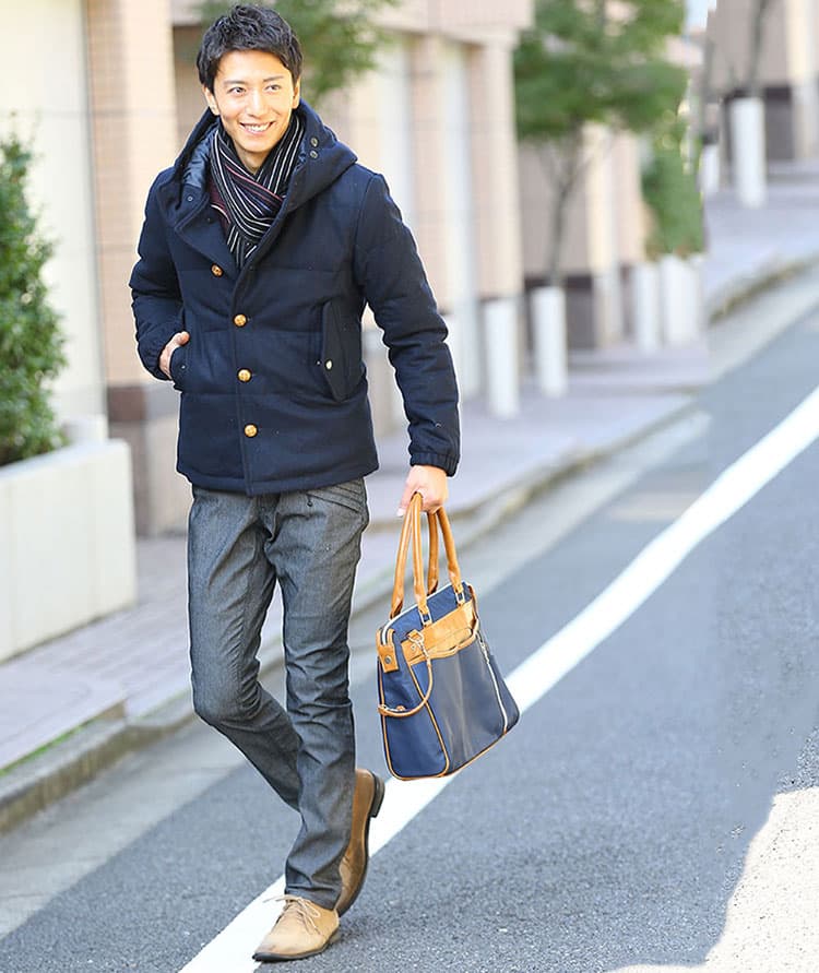 メンズにおすすめのフード付きショート丈ダウンジャケットのコーデ例