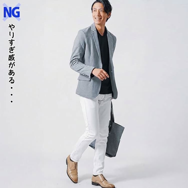 テーラードジャケットにテカテカでつま先の尖ったベージュブーツを合わせたNG例