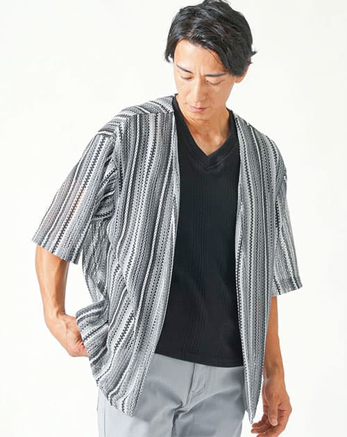 メンズにおすすめの通気性のある夏服を着用した男性