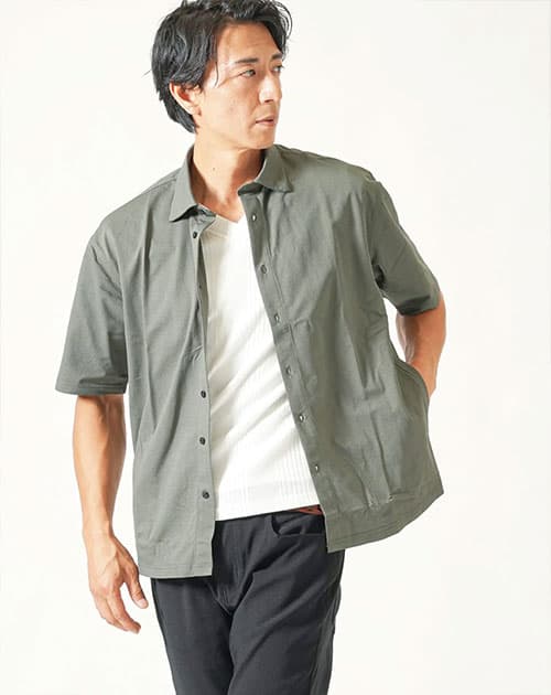 メンズにおすすめの夏服を着用した男性