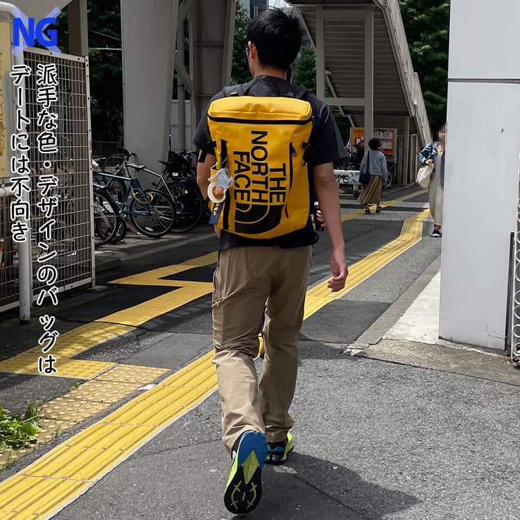 派手な色・デザインのバッグはデートには不向きな例