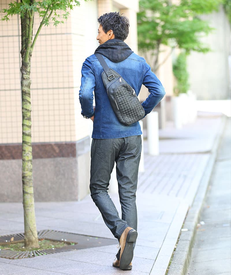 大人っぽく見える正しいボディバッグの掛ける位置