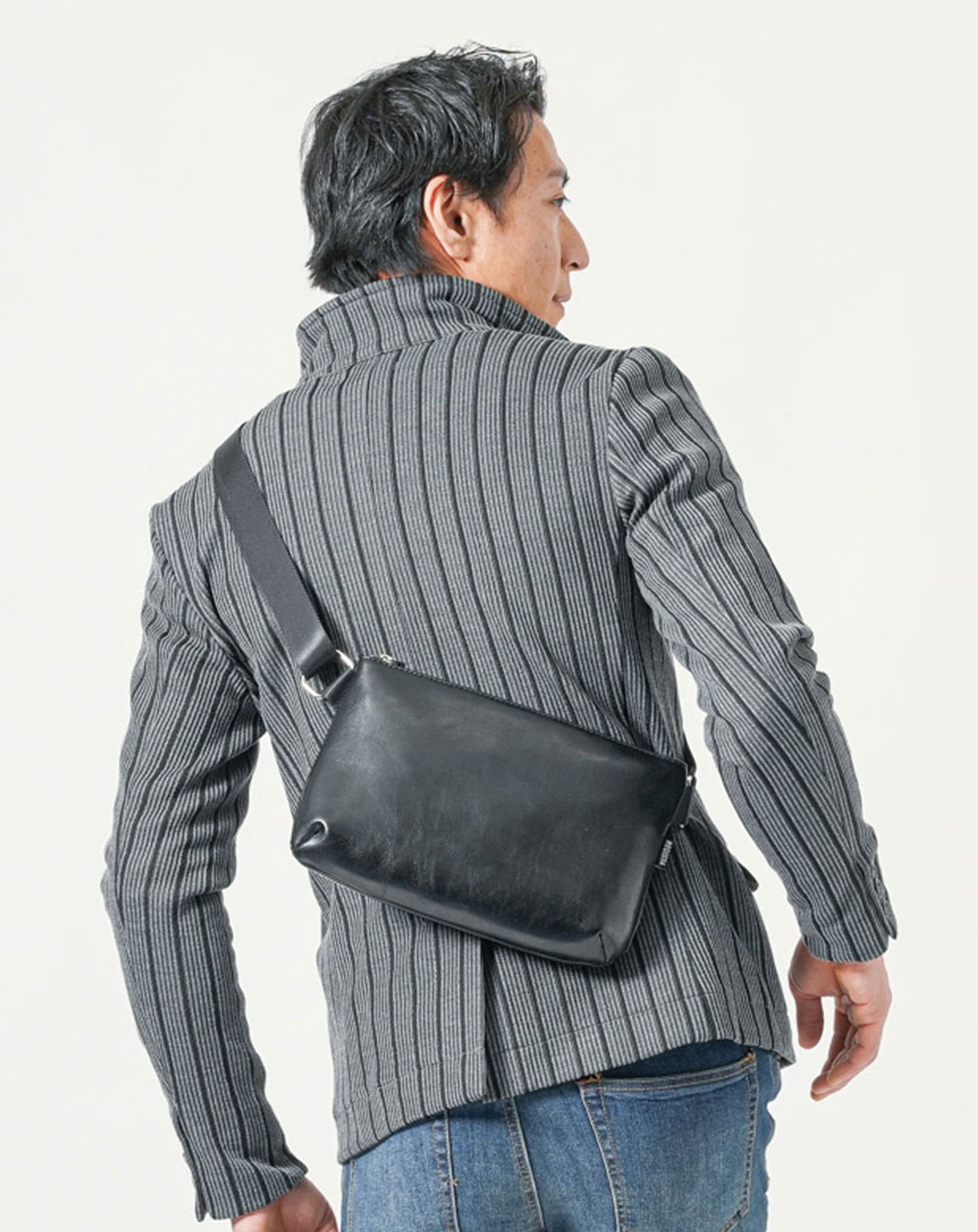 大人っぽく見える正しいボディバッグの掛ける位置