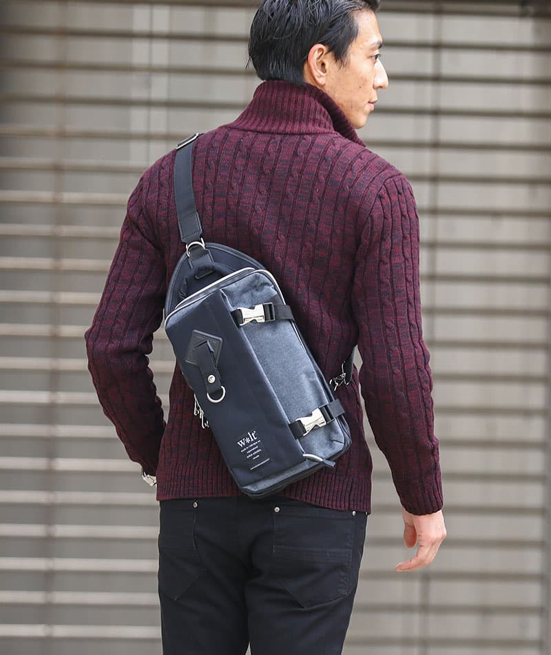 大人っぽく見える正しいボディバッグの掛ける位置