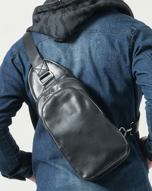 清潔感と“大人の余裕”を感じさせる素材とデザインコーデ