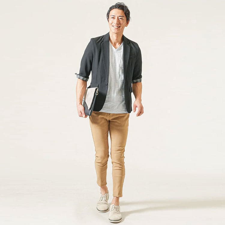 ダサいと言われないメンズVネックTシャツのコーデ例