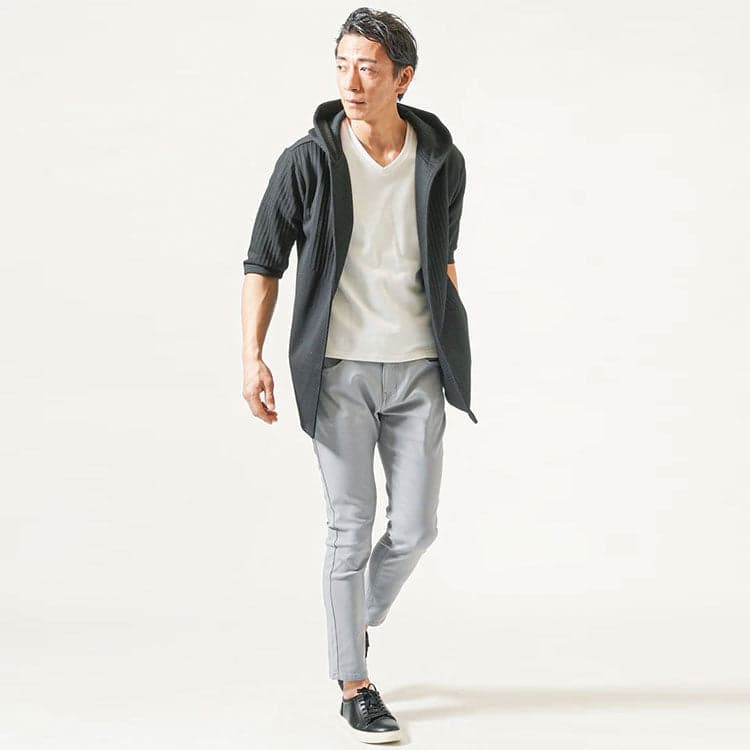ダサいと言われないメンズVネックTシャツのコーデ例