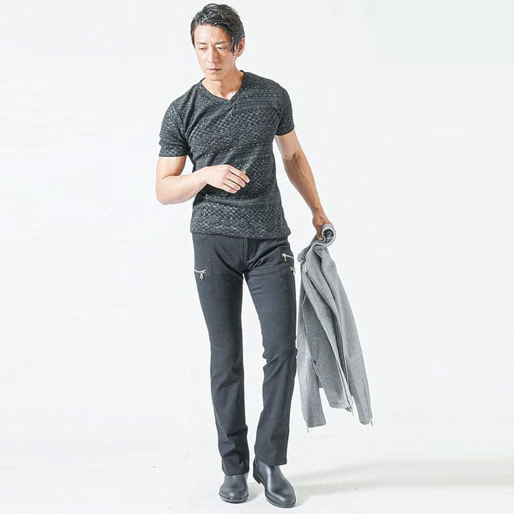 ダサいと言われないメンズVネックTシャツのコーデ例