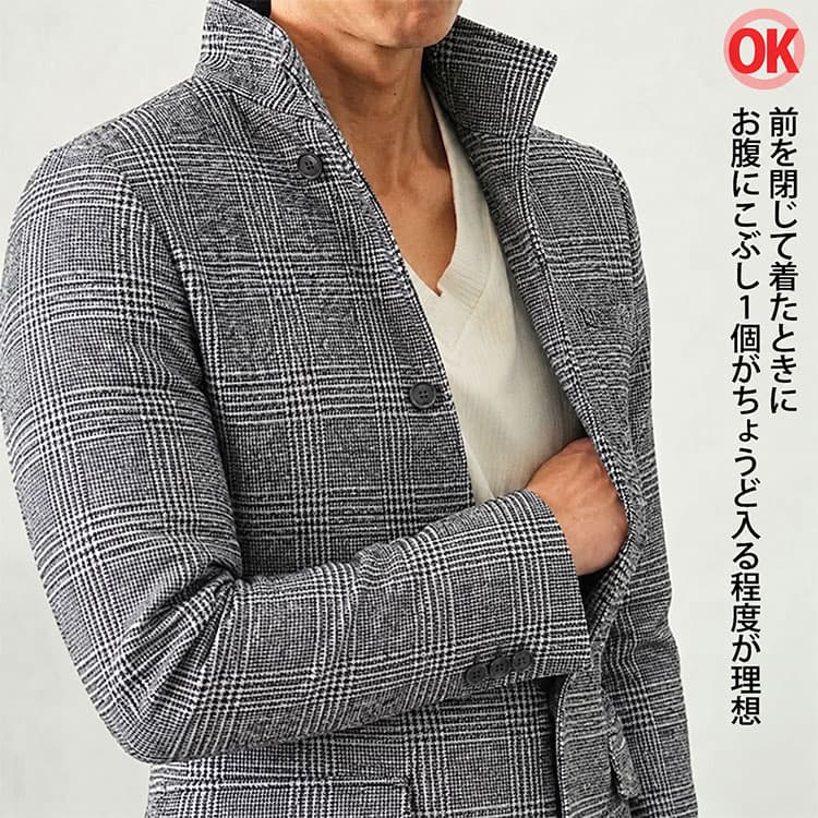 前を閉じて着た時にこぶし1個分がちょうどお腹に入る程度のアウター画像