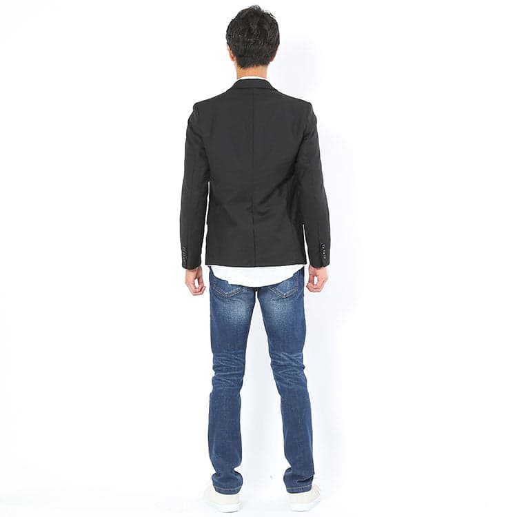 ジャケットのインナーに着丈が長いシャツを着たNG例