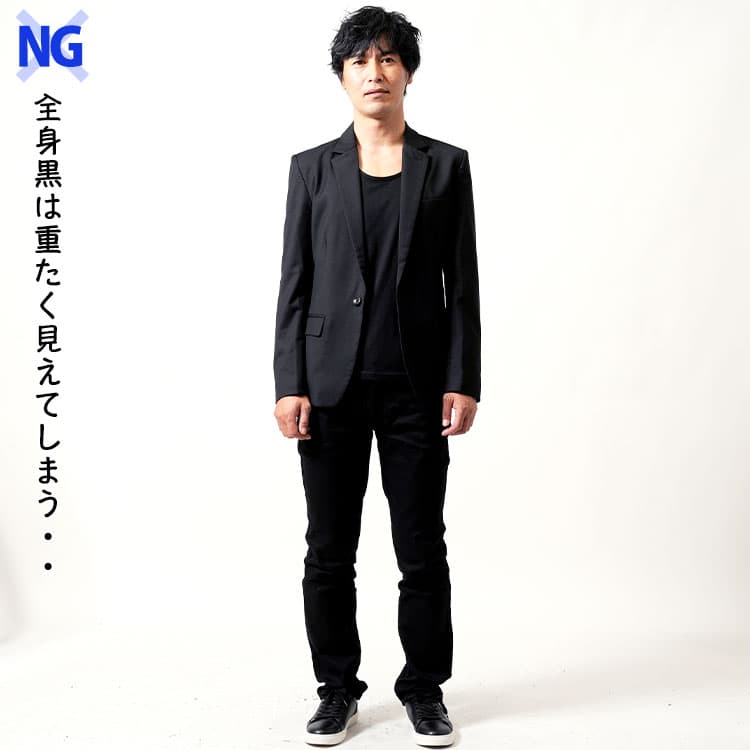 重たく見える全身黒でまとめた黒チノパンコーデ例