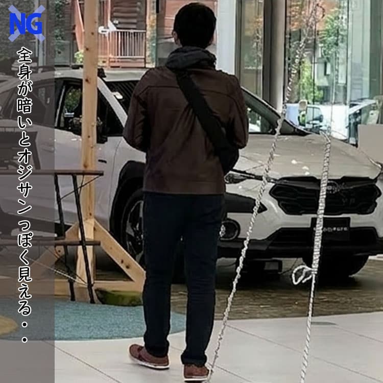 全身を暗い色でまとめた黒チノパンコーデ例