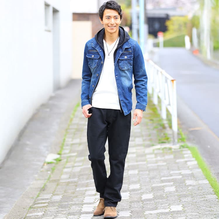 シルエットが太い黒チノパンをはいたNGコーデ