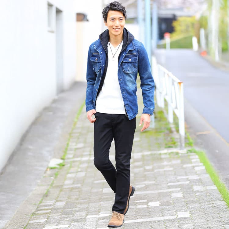 シルエットが細身の黒チノパンをはいた正解コーデ