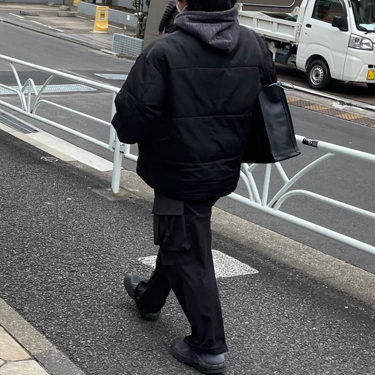 トップスに黒色をもってくると暗くなりすぎるNGコーデ