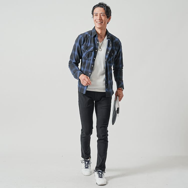 ベーシックカラーのネイビー色と白色をトップスに合わせた黒チノパンコーデ