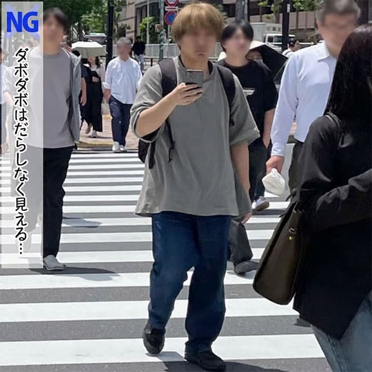 グレーのTシャツと太いパンツは合わないコーデ例