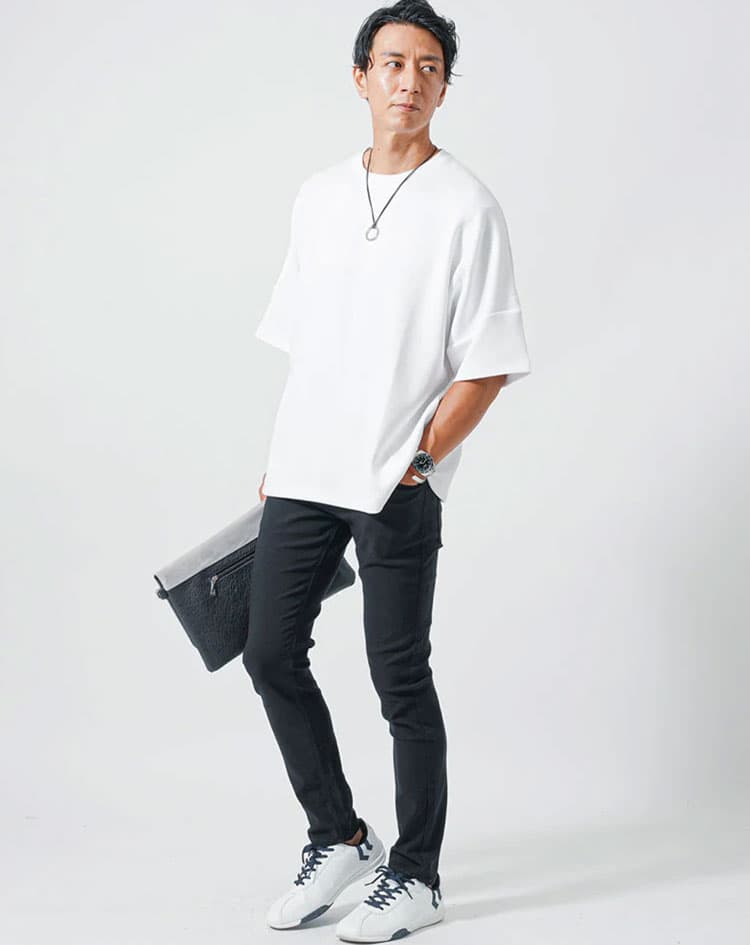 がっちり体型の男性がオーバーサイズ白Tシャツと黒パンツでまとめたスマートな白Tシャツコーデ