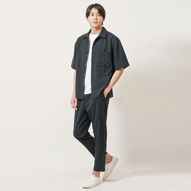 白Tシャツに太めのパンツを合わせてバランスが悪いNG例と、細身パンツでスタイルよく見えるOK例の比較コーディネート