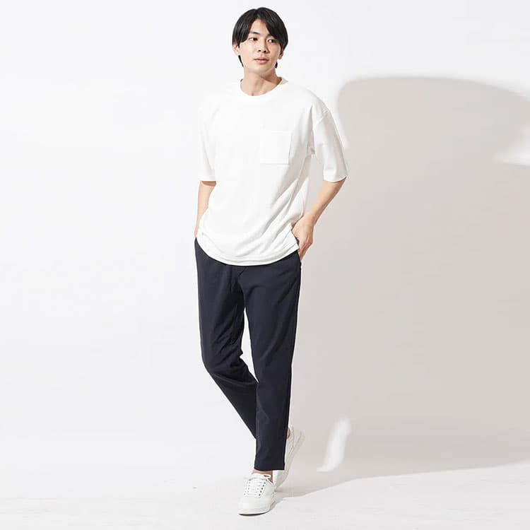 Vネック白TシャツのNG例（肌着に見える薄手Tシャツ）と、OK例（厚手生地で1枚でもかっこいい白Tシャツ）の比較コーディネート