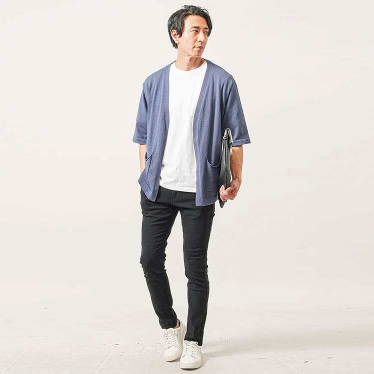 サイズをただ上げただけの白Tシャツ（NG例）と、計算されたオーバーサイズTシャツでスタイル良く見せるコーデ（OK例）の比較