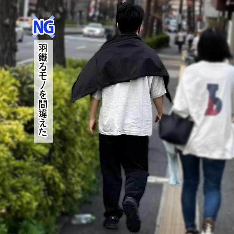 白Tシャツに重い印象の黒シャツを肩掛けしてしまい、コーデのバランスが悪く見えるNG例