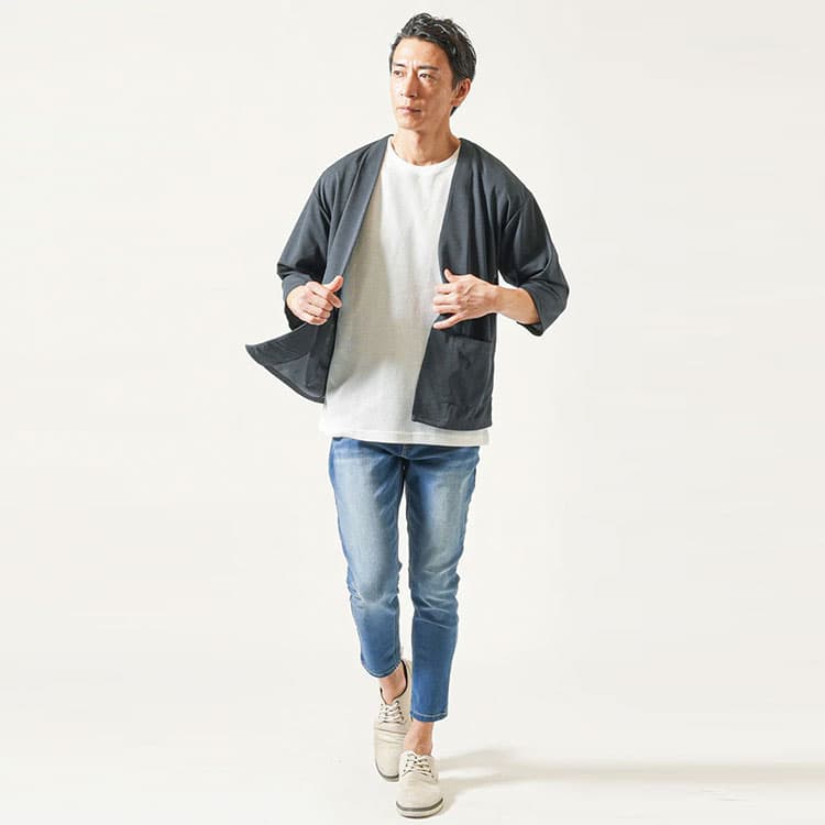 白Tシャツ×七分袖チャコールグレーカーディガン×アンクル丈ブルーデニムで爽やかに仕上げた春夏の大人メンズコーデ