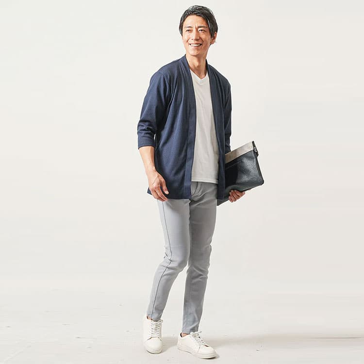 白VネックTシャツ×ネイビー七分袖カーディガン×グレースキニーパンツで清潔感と落ち着きを両立した大人の白Tシャツメンズコーデ