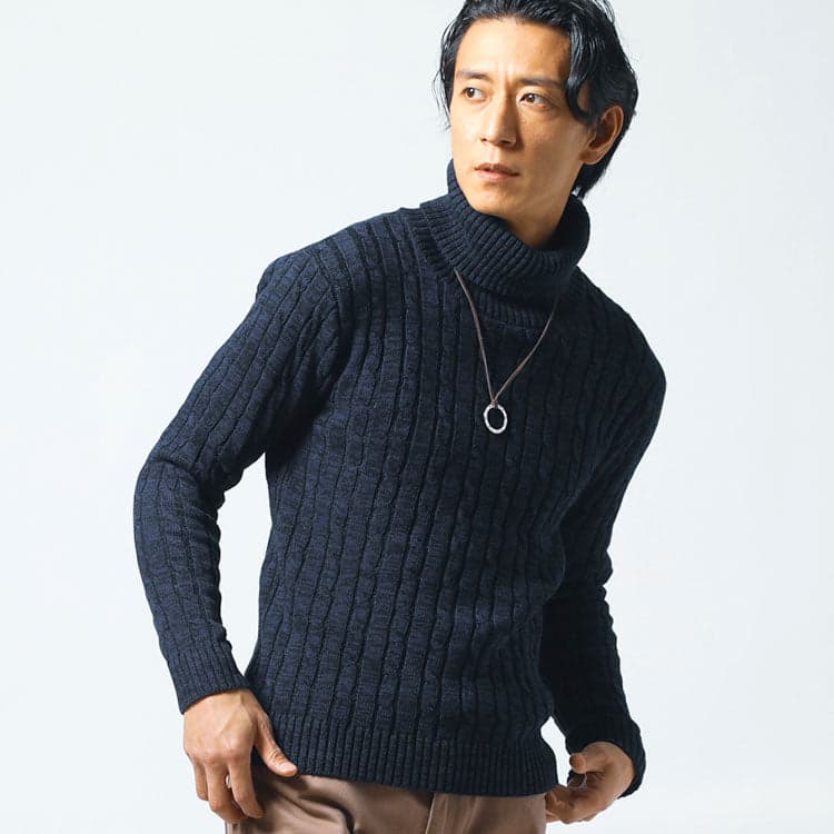 ケーブル編みタートルネックコットンニット
