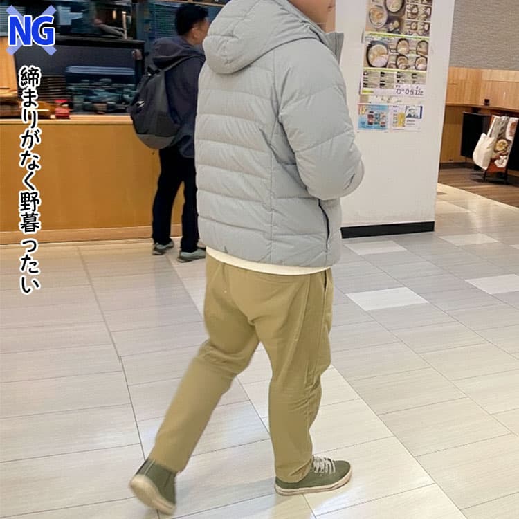 40代男性のグレーアウターにベージュパンツで締まりがなく野暮ったいNG画像