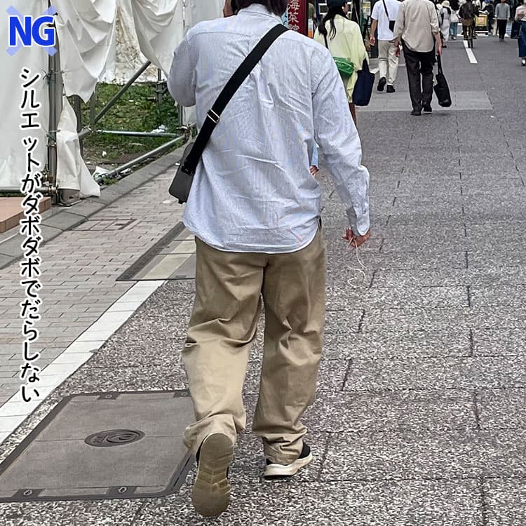 40代男性のベージュパンツがダボダボでだらしないNG画像