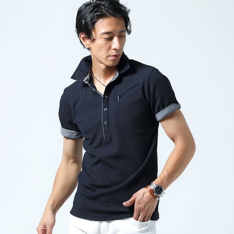 メンズのおすすめの接触冷感ポロシャツを着た男性