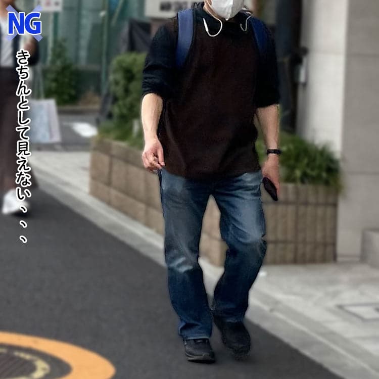 きちんとして見えないポロシャツを着た男性