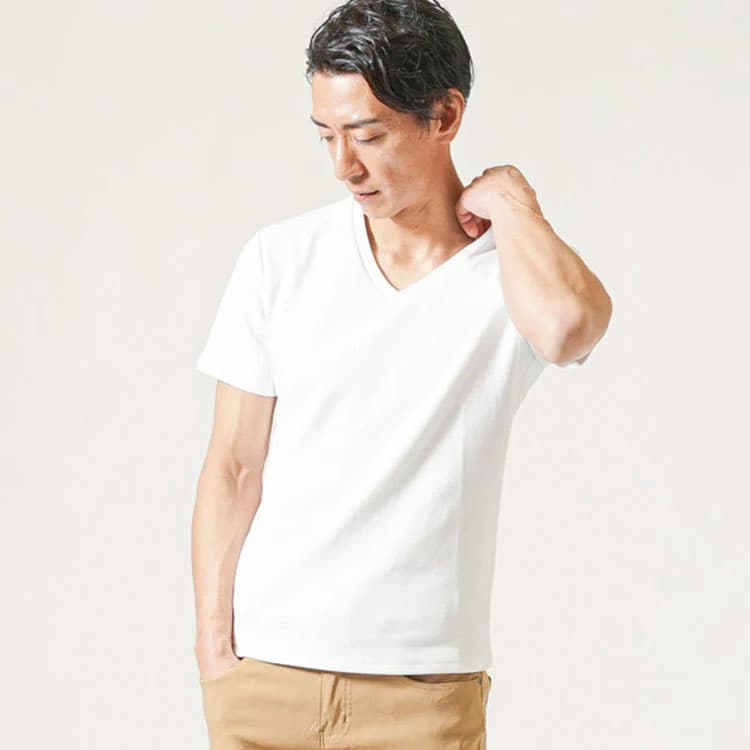 白Tシャツの透け・ヨレに注意！生地厚＆Vネックがおすすめ