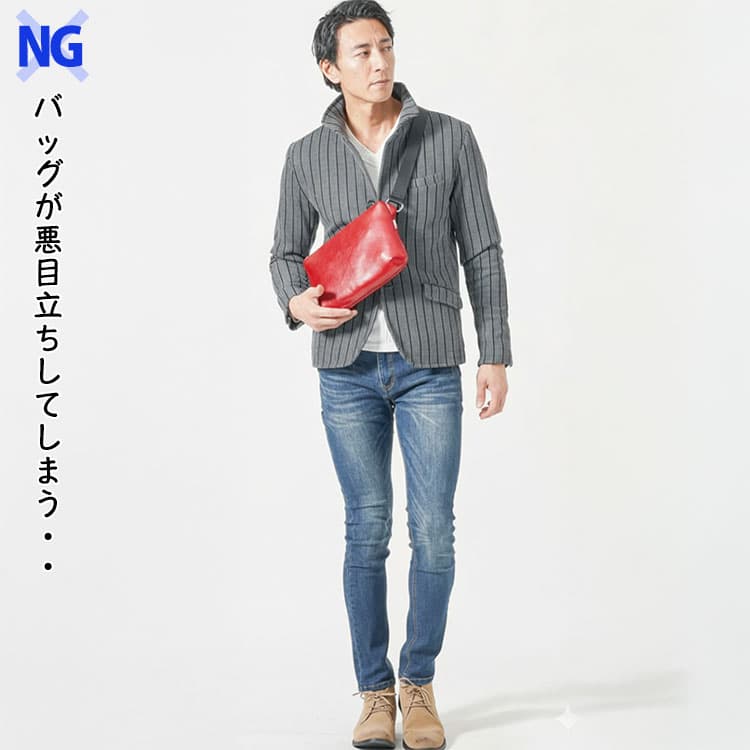40代メンズが避けるべき派手な赤のショルダーバッグを持ったコーデ例