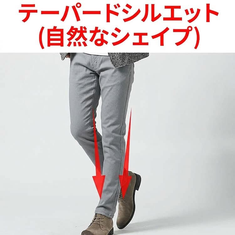 黒シャツに合うテーパードシルエットのグレーパンツ画像