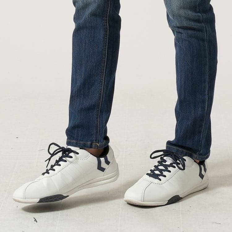 50代メンズのテーパードパンツ×白スニーカーのおしゃれな着用の例