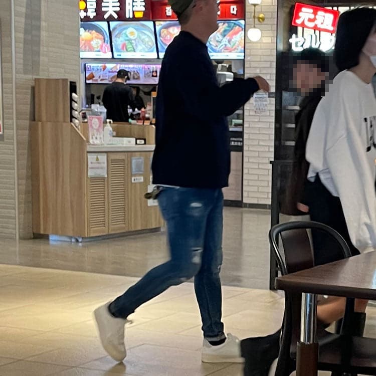 50代メンズのおしゃれな白スニーカーのコーデ例