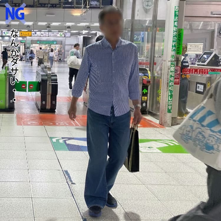 裾の広がりが大きいゆったりとしたブーツカットパンツをはいたコーデ例