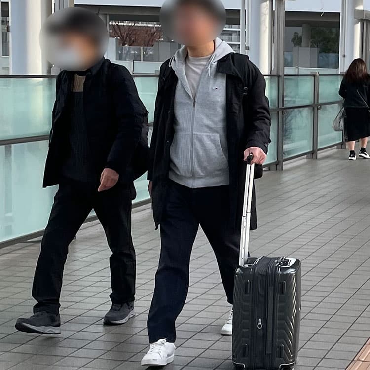大人の旅行で避けたいラフすぎるメンズコーデ例