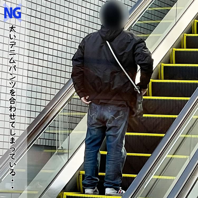 黒のパーカーに太いデニムパンツを合わせたコーデ例