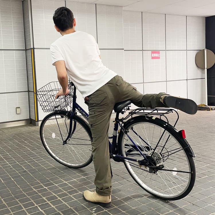 自転車に乗るときにスリムカーゴパンツのストレッチが重要になる実際の体験シーン