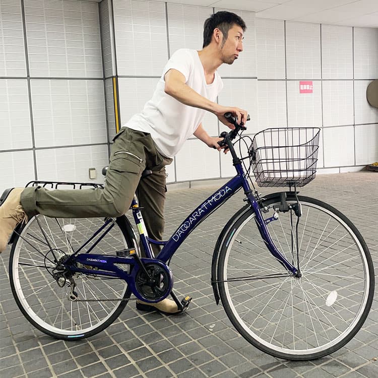 自転車に乗るときに膝がかなり曲がるのでパンツのストレッチの重要性を伝えるための実際の体験シーン