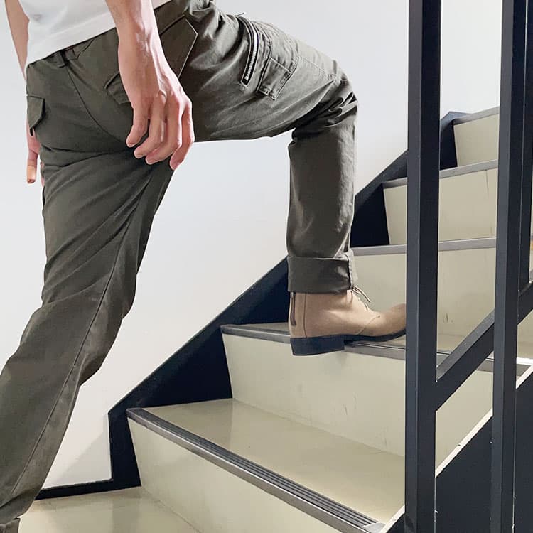スリムカーゴパンツの階段1段飛ばしの実例