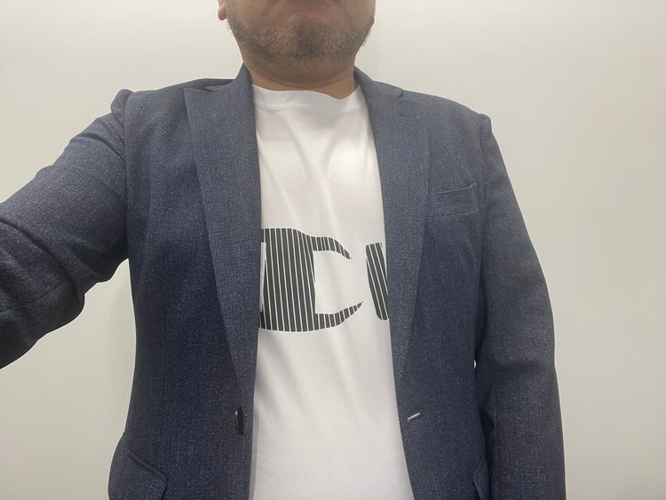 ジャケットの下に派手な柄はNG！