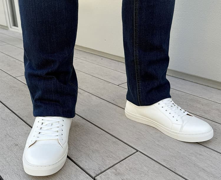 大人らしい着こなしができるメンズスタイルのスニーカー