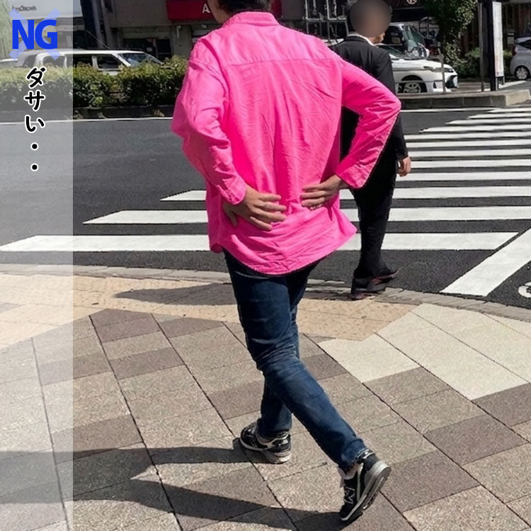 濃くて大きいサイズのピンクシャツを着たコーデ例