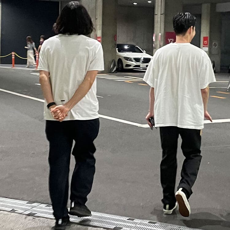 黒パンツに白Tシャツの残念なコーディネート例